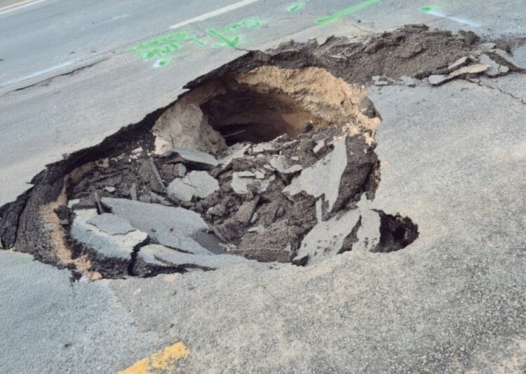 LLUVIAS REBLANDECEN EL PAVIMENTO Cae ambulancia en socavón