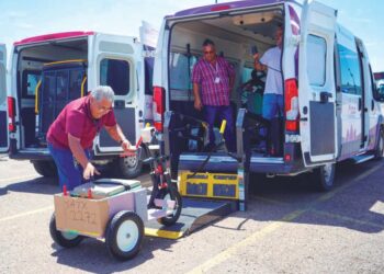 Donan sillas de ruedas al DIF