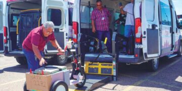 Donan sillas de ruedas al DIF