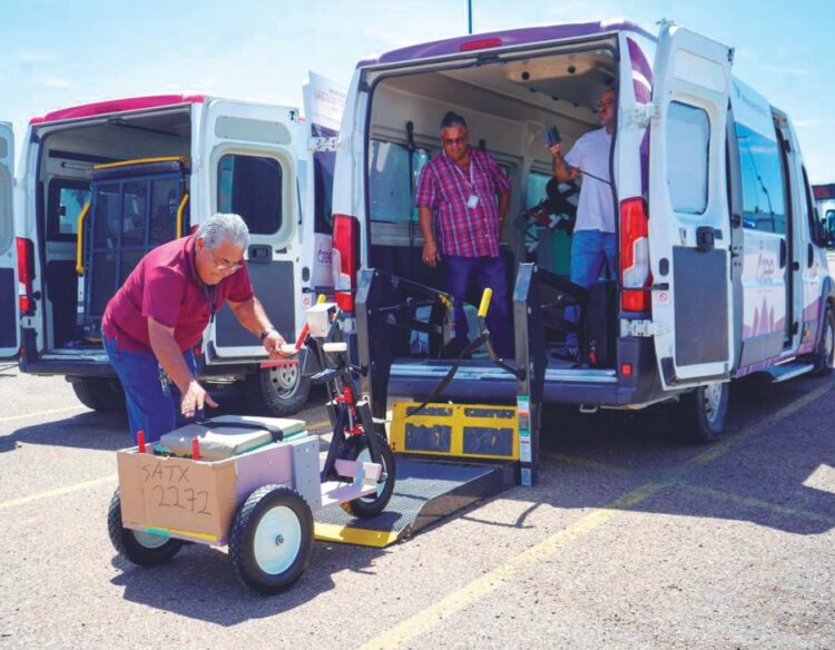Donan sillas de ruedas al DIF