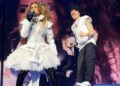 “DR. PSIQUIATRA” EN VIVO Gloria Trevi canta junto a Peso Pluma
