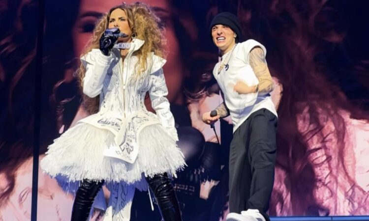 “DR. PSIQUIATRA” EN VIVO Gloria Trevi canta junto a Peso Pluma