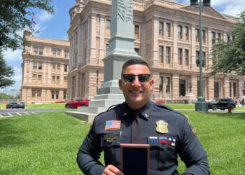 Reconocen en Austin al teniente Jonathan Castillo