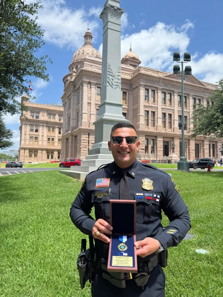 Reconocen en Austin al teniente Jonathan Castillo