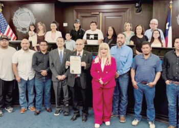 Reconocen a héroes del avionazo