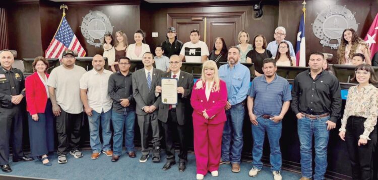 Reconocen a héroes del avionazo