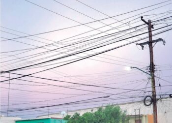 OBLIGARÁN A EMPRESAS A RETIRARLOS ‘Telaraña’ de cables pone en riesgo a ciudadanos