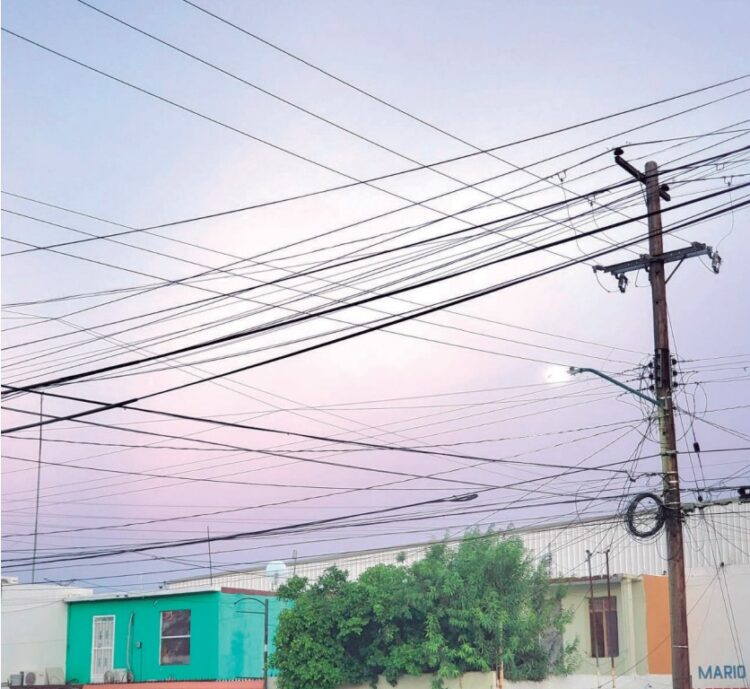 OBLIGARÁN A EMPRESAS A RETIRARLOS ‘Telaraña’ de cables pone en riesgo a ciudadanos