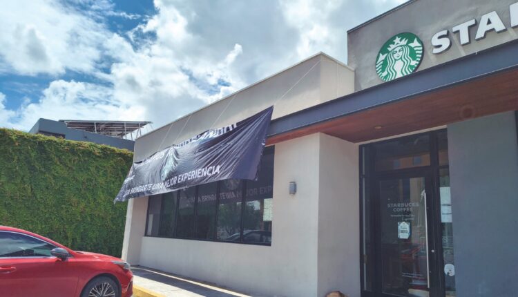 Cierran Starbucks por remodelación