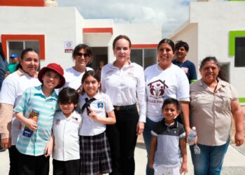 CONVIERTEN SU ESFUERZO EN PATRIMONIO Entrega CLCR viviendas a jefas de familia