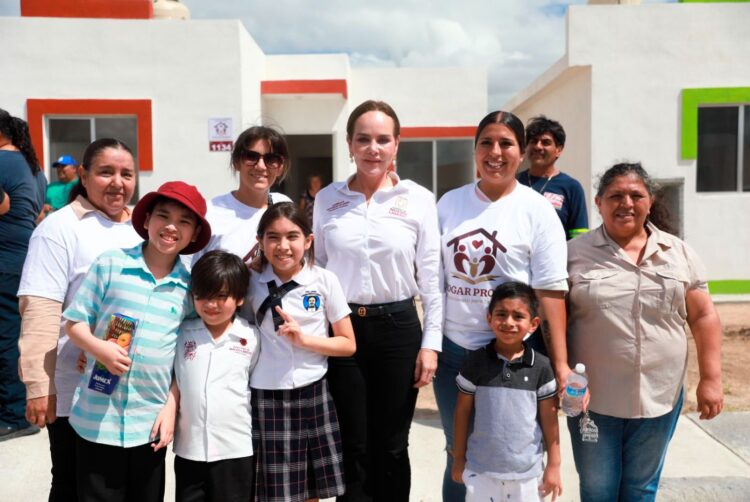 CONVIERTEN SU ESFUERZO EN PATRIMONIO Entrega CLCR viviendas a jefas de familia