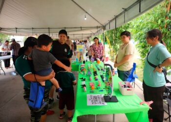 Disfrutan bazar de aniversario de NLD