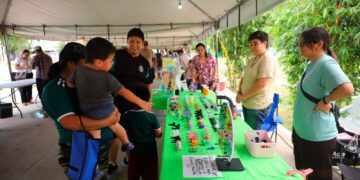Disfrutan bazar de aniversario de NLD