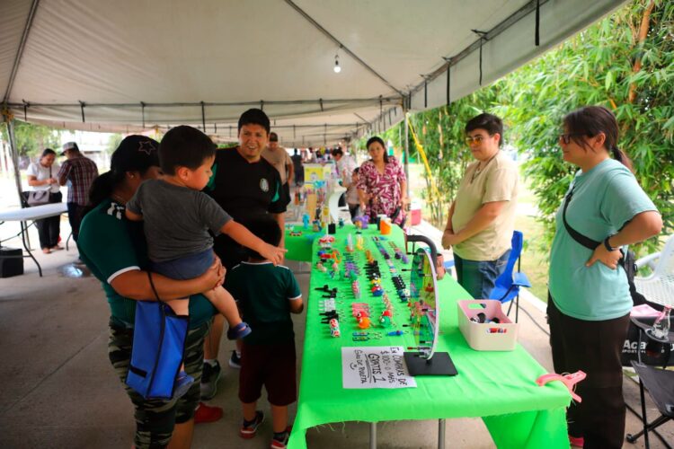 Disfrutan bazar de aniversario de NLD
