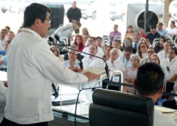 Reconoce la UAT trayectoria de 215 docentes