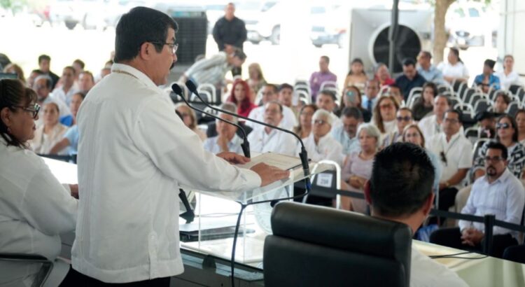 Reconoce la UAT trayectoria de 215 docentes