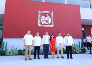 ES EDUCACIÓN EL CIMIENTO MÁS SÓLIDO Entrega Américo gimnasio-auditorio