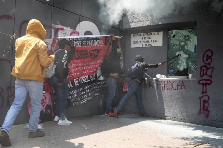 A 8 días del Mundial CNTE vandaliza la SEP