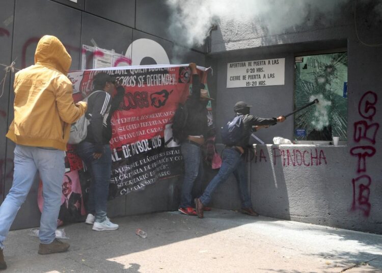 A 8 días del Mundial CNTE vandaliza la SEP