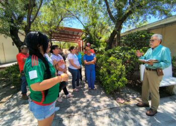 EN LA SECUNDARIA 4 Encaran padres de familia al director