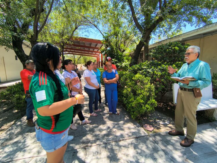 EN LA SECUNDARIA 4 Encaran padres de familia al director