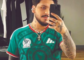 RUMBO AL MUNDIAL Nodal Presume playera de México