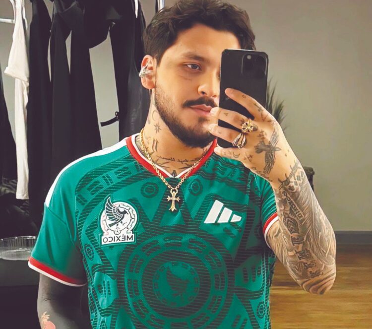 RUMBO AL MUNDIAL Nodal Presume playera de México
