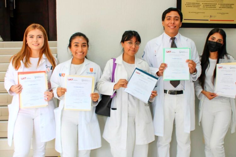 Otorgan 276 plazas para internado médico a egresados UAT