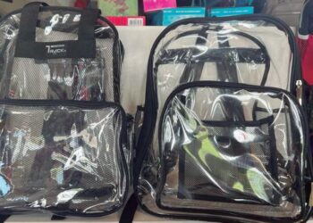Alumnos deberán usar mochilas transparentes