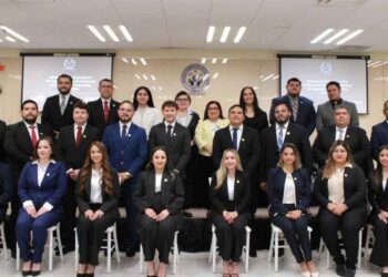 Egresan en negocios internacionales
