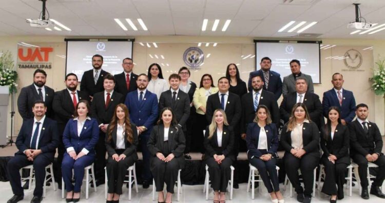 Egresan en negocios internacionales