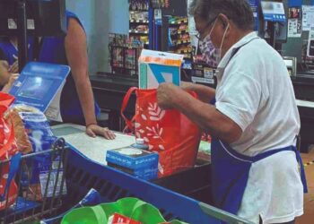PARA CUBRIR VACANTES Emplean a abuelitos