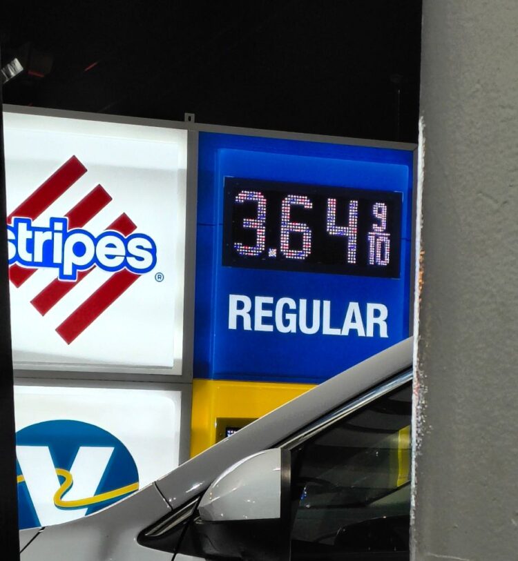 PRECIOS BAJARON UN MES Sube de nuevo la gasolina