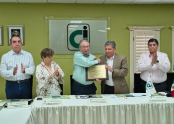 Reconocen trayectoria de Emilio Girón
