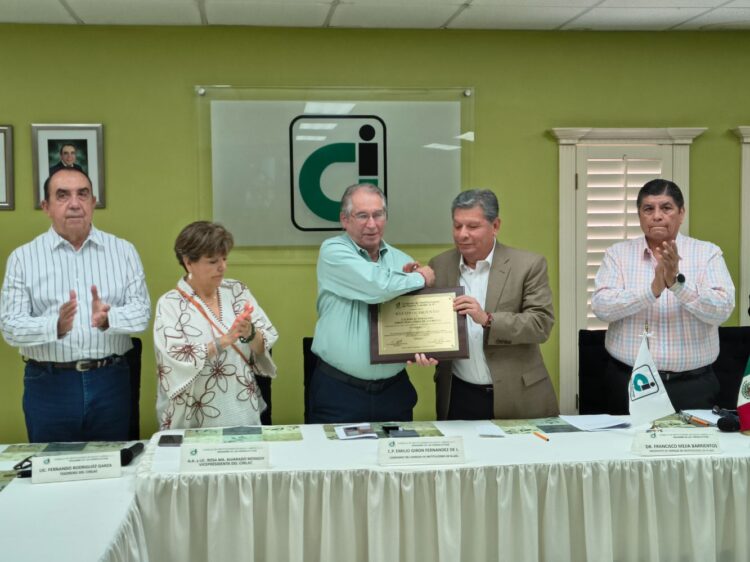 Reconocen trayectoria de Emilio Girón