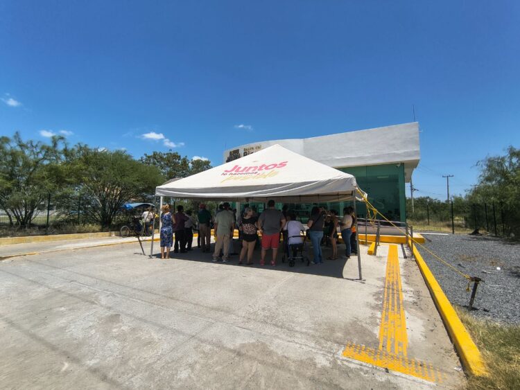 Soportan calor al cobrar pensión