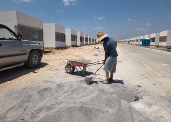 ANTE TEMPERATURAS EXTREMAS Se protegen albañiles del calor