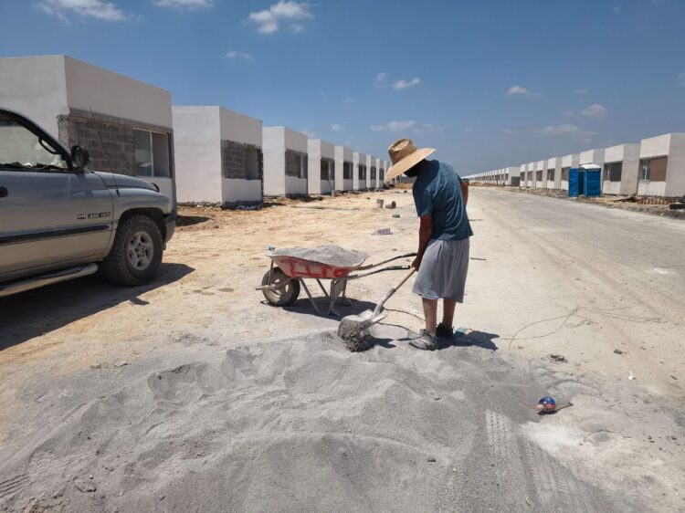 ANTE TEMPERATURAS EXTREMAS Se protegen albañiles del calor