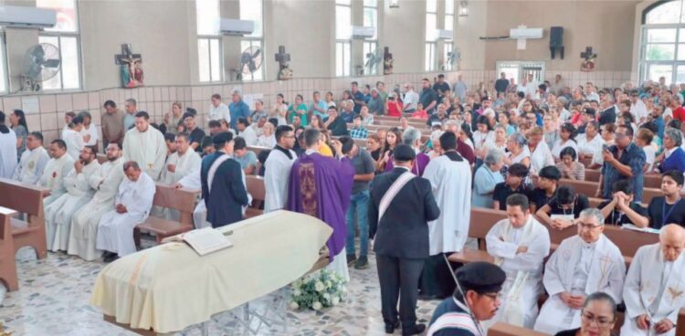 COMUNIDAD DE CRISTO REY Dan emotivo adiós al padre Aguilar