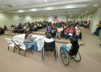 Reciben becas alumnos con discapacidad
