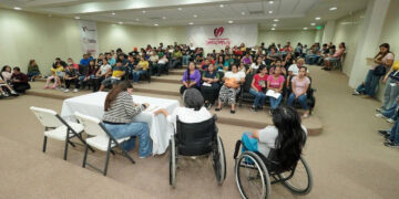 Reciben becas alumnos con discapacidad