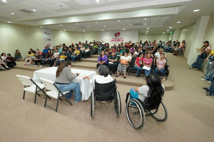 Reciben becas alumnos con discapacidad