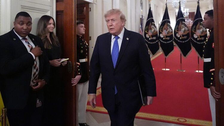 DERECHO A CIUDADANÍA Piden a juez bloquear orden de Trump