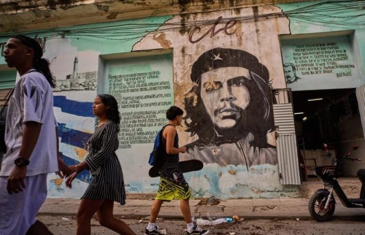 PROHIBEN A ESTADUNIDENSES VIAJAR A LA ISLA Endurece EU sanciones a Cuba