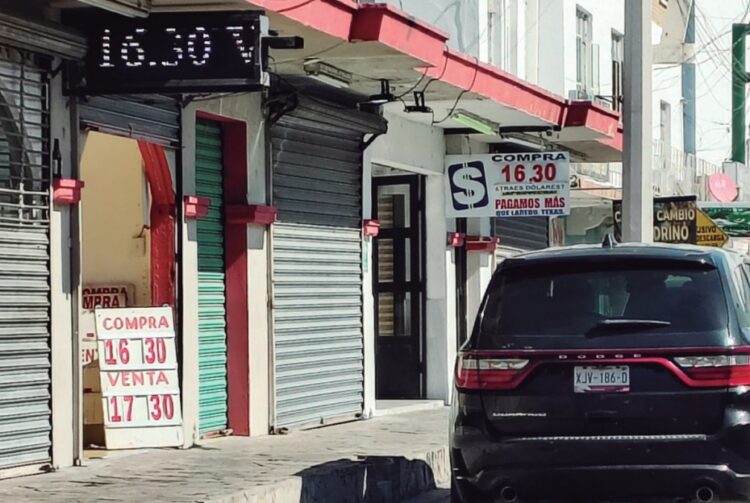 EN CENTROS CAMBIARIOS Presiona el dólar al peso