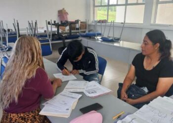 Concluyen educación básica 68 personas