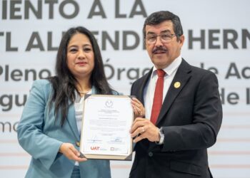 Reconoce UAT trayectoria de distinguida egresada