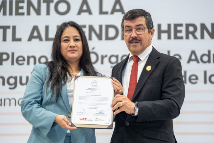 Reconoce UAT trayectoria de distinguida egresada