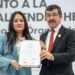 Reconoce UAT trayectoria de distinguida egresada