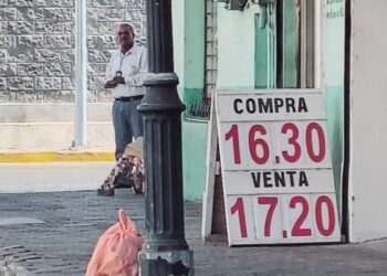 RESTAURANTES LOCALES SE BENEFICIAN Baja del dólar invita a comprar en Laredo